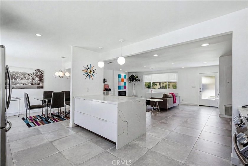 Updated, chic and gorgeous, move in ready mid-century modern - photo 4