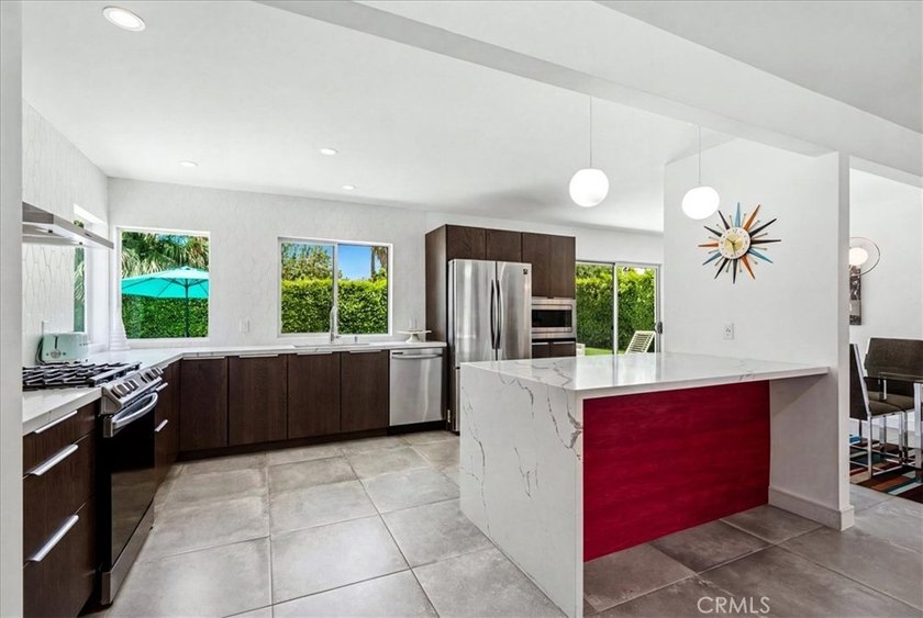Updated, chic and gorgeous, move in ready mid-century modern - photo 7