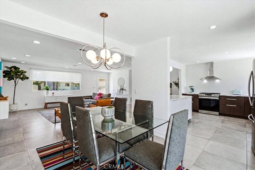 Updated, chic and gorgeous, move in ready mid-century modern - photo 9
