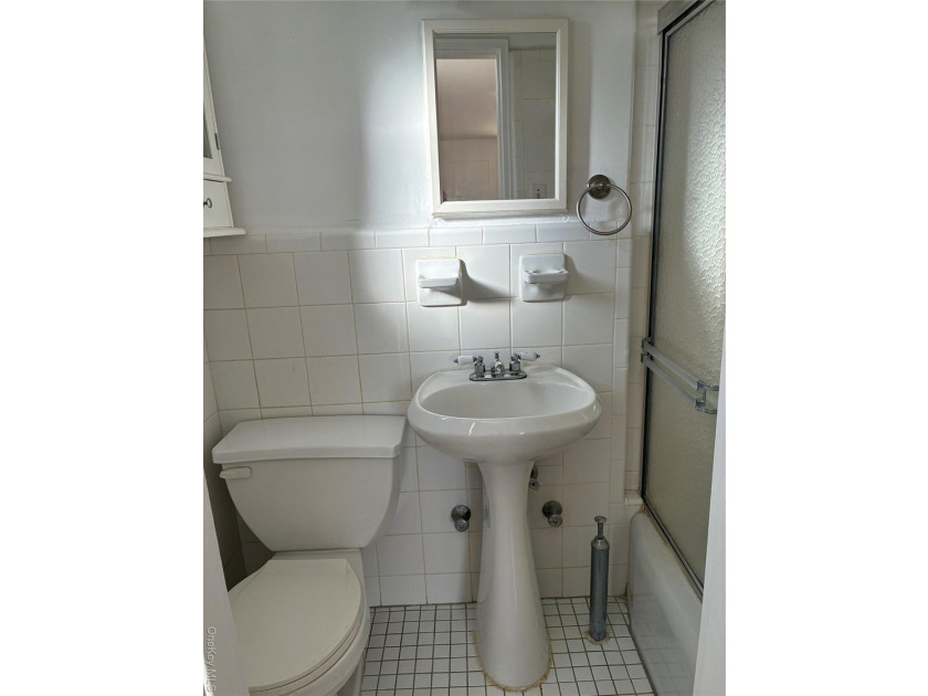 Welcome to 1430 Thieriot Ave. This 3 bedroom, 2 bath apartment - photo 7