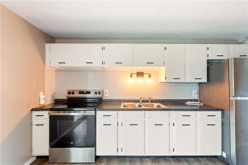 Welcome to 47 W Toulon Drive! This move-in ready 3-bedroom - photo 15