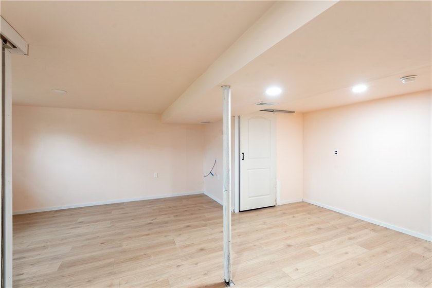 Welcome to 47 W Toulon Drive! This move-in ready 3-bedroom - photo 30