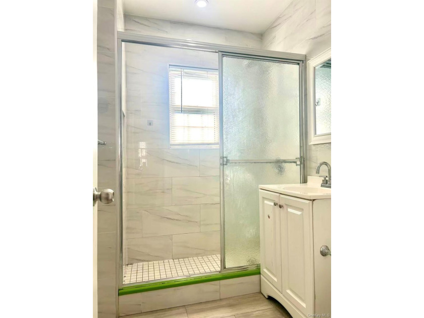 Prime Flushing detached single-family home located near Northern - photo 4
