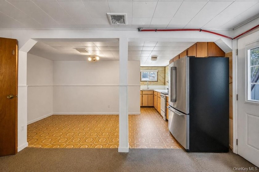 Welcome to 16 E Grove Street in Massapequa - a spacious and - photo 21