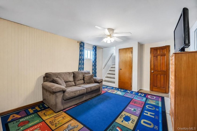 Welcome to 16 E Grove Street in Massapequa - a spacious and - photo 25