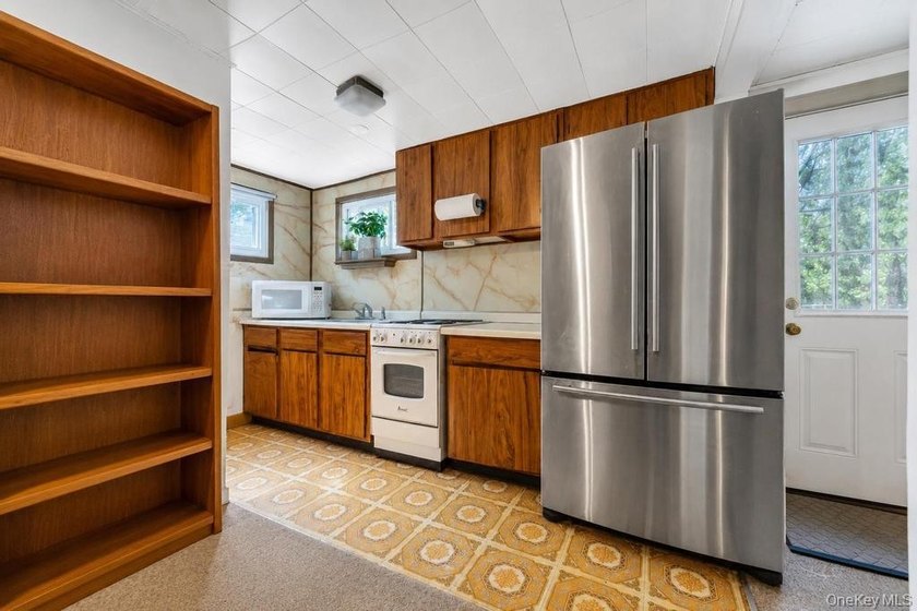 Welcome to 16 E Grove Street in Massapequa - a spacious and - photo 27