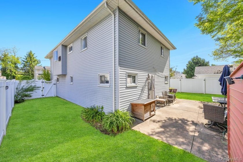 Welcome to 16 E Grove Street in Massapequa - a spacious and - photo 29