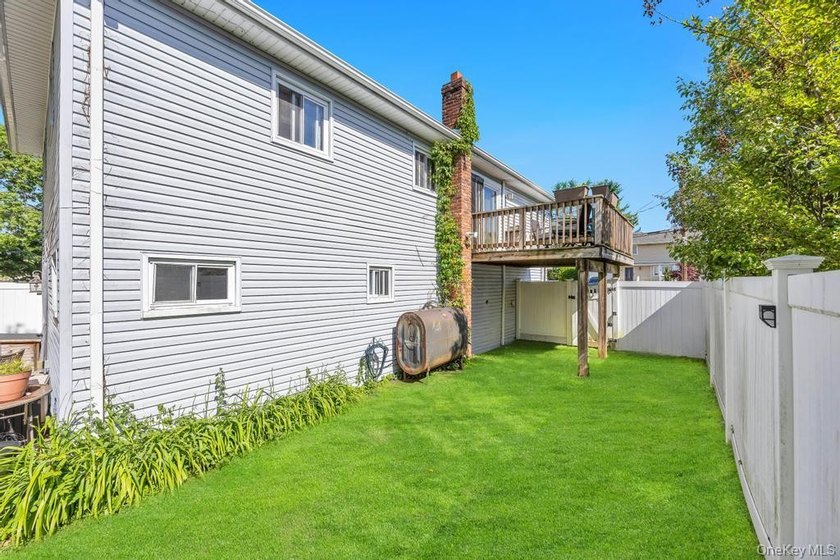 Welcome to 16 E Grove Street in Massapequa - a spacious and - photo 32