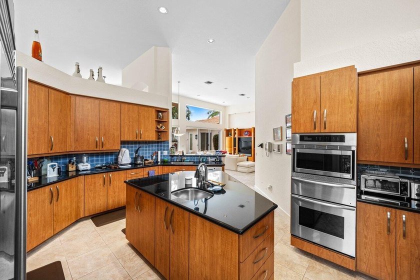 Incredible 4 BD 4 BA courtyard home in Woodfield Country Club - photo 11