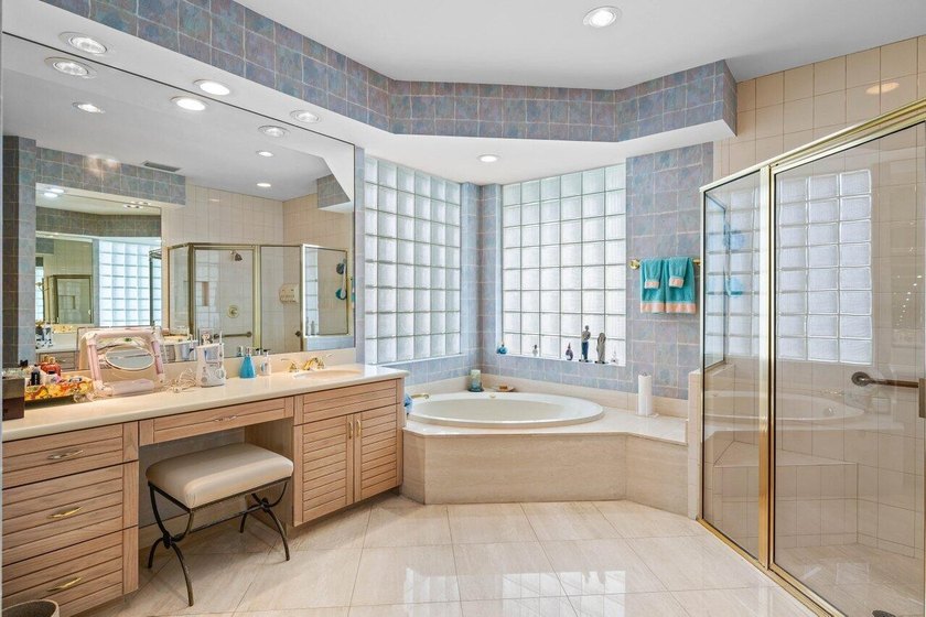 Incredible 4 BD 4 BA courtyard home in Woodfield Country Club - photo 14