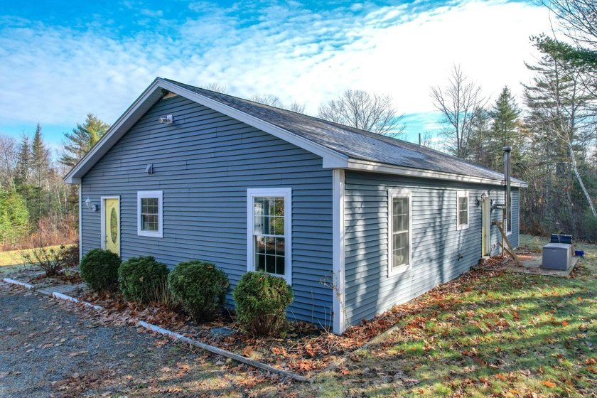 Enjoy privacy and comfort in this inviting 3-bedroom, 2 full - photo 3