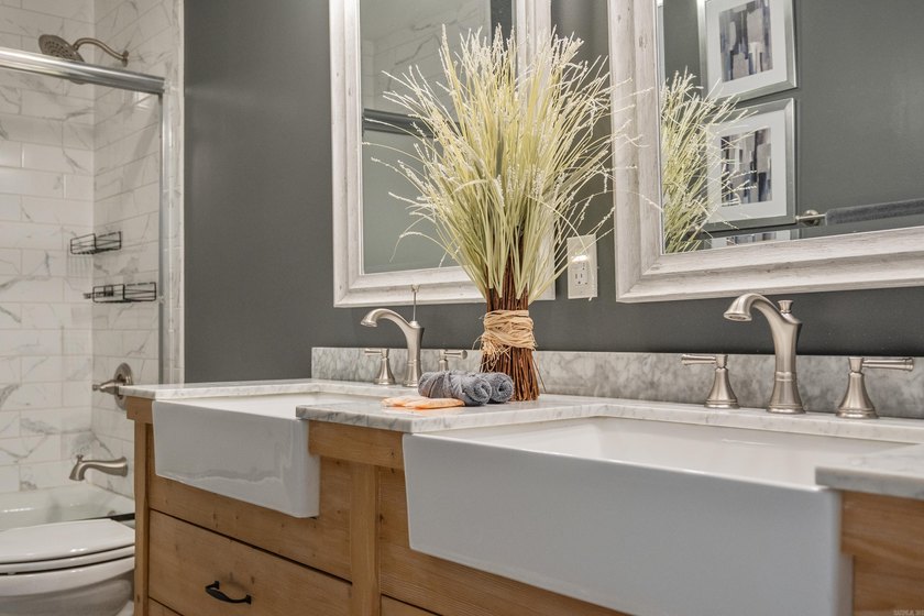 Beautifully updated lakefront condo on the main channel of Lake - photo 27