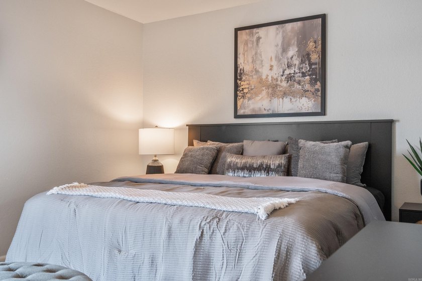 Beautifully updated lakefront condo on the main channel of Lake - photo 31