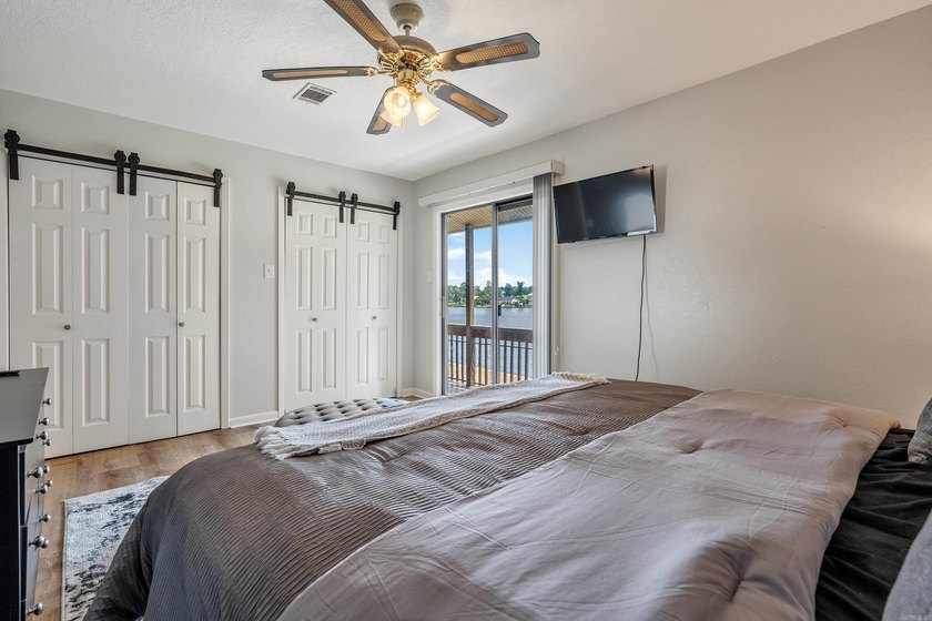 Beautifully updated lakefront condo on the main channel of Lake - photo 32