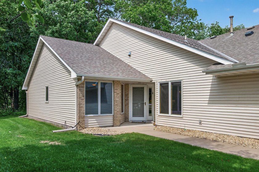This beautiful 2 bedroom, 2 bath end-unit townhome offers tons - photo 32