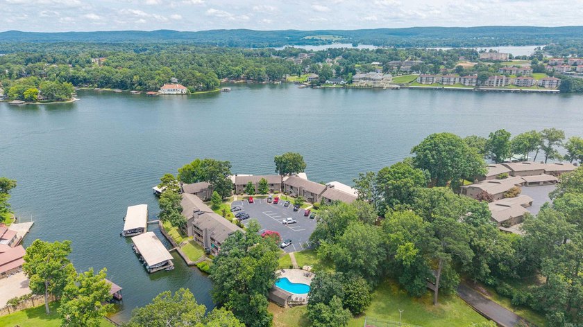 Beautifully updated lakefront condo on the main channel of Lake - photo 40