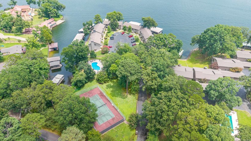 Beautifully updated lakefront condo on the main channel of Lake - photo 41