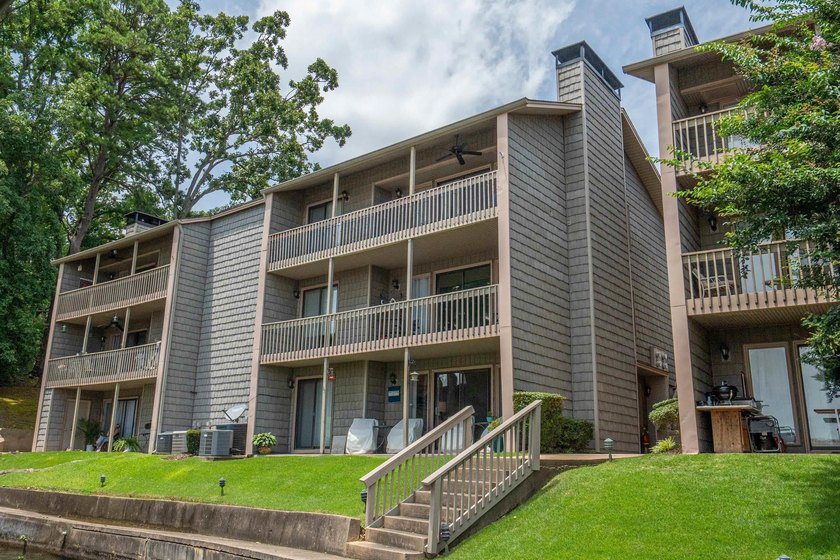 Beautifully updated lakefront condo on the main channel of Lake - photo 45