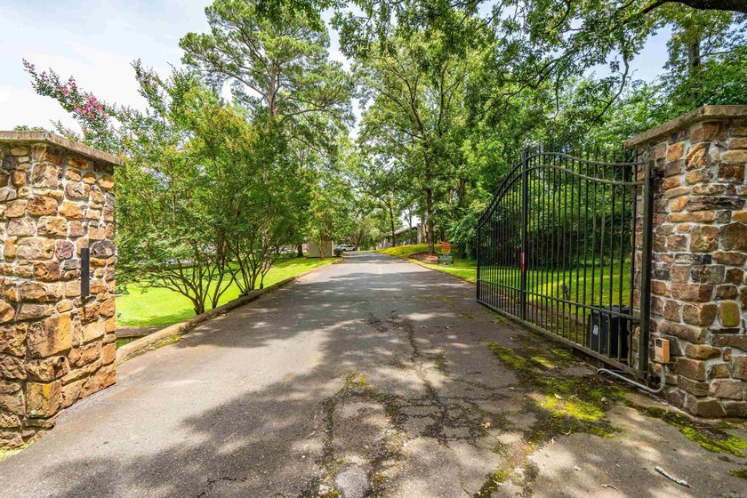 Beautifully updated lakefront condo on the main channel of Lake - photo 46