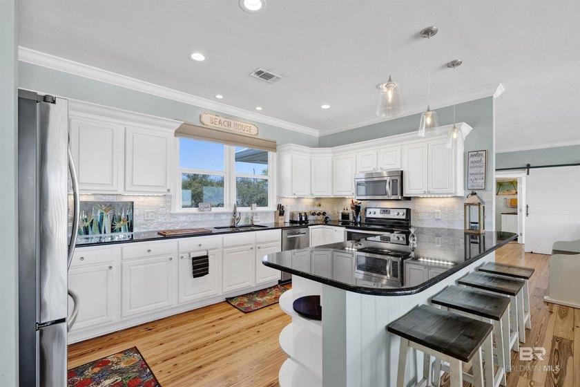 Welcome to paradise! Expansive custom ranch home with a walk-out - photo 14