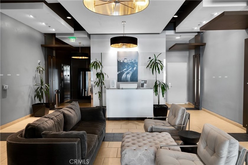 Experience the best of downtown San Diego living in this - photo 8