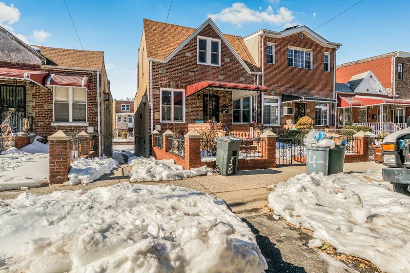 Spacious &amp; Deceptively Large Semi- Detached Brick Beauty- A Must - photo 3