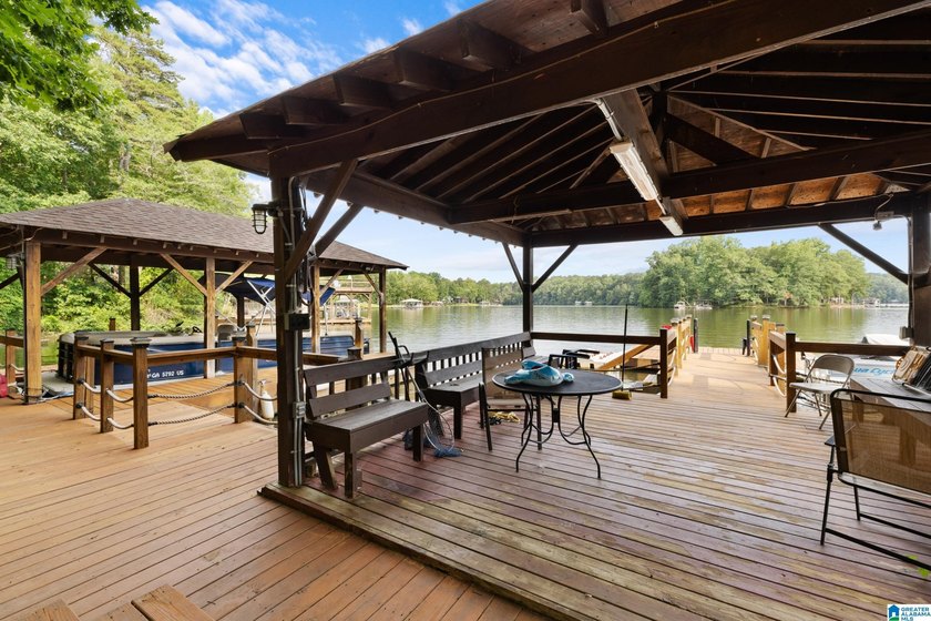 LAKEFRONT HOME FOR SALE - TURNKEY &amp; FULLY FURNISHED Rare - photo 8