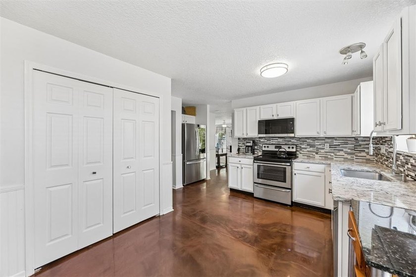 Beautifully landscaped and ideally positioned on a spacious - photo 11