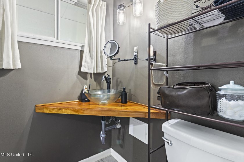 Come check out this quaint, beautifully maintained 3-bedroom - photo 13