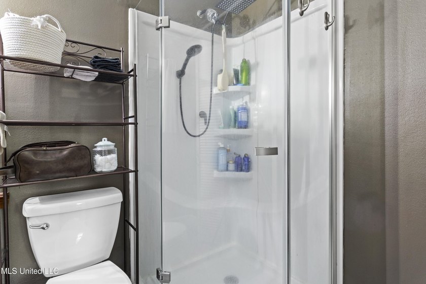 Come check out this quaint, beautifully maintained 3-bedroom - photo 14