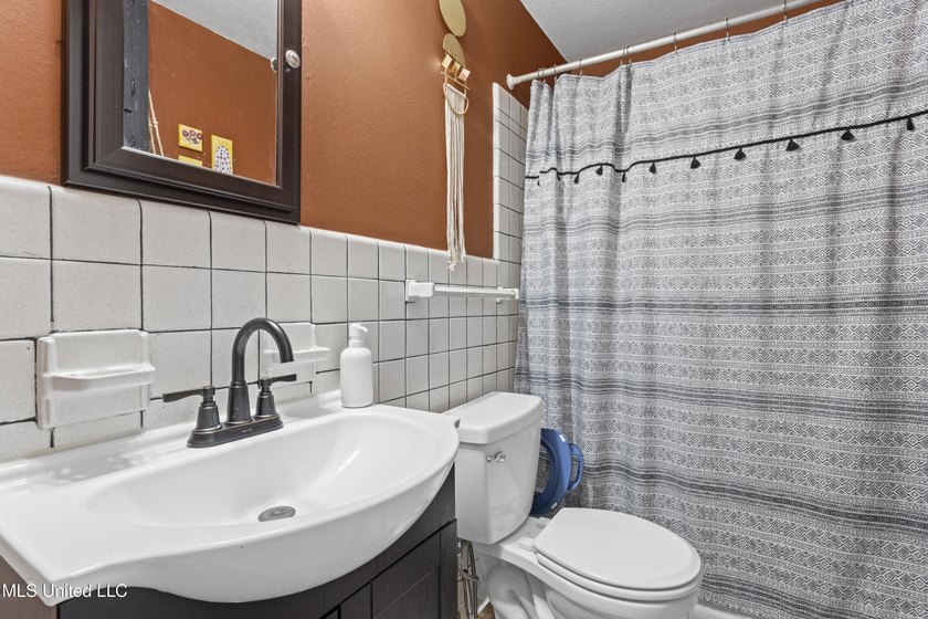 Come check out this quaint, beautifully maintained 3-bedroom - photo 17