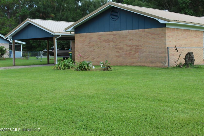 Welcome home to this charming 3 bedroom, 2 bathroom property - photo 12