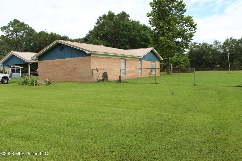 Welcome home to this charming 3 bedroom, 2 bathroom property - photo 14