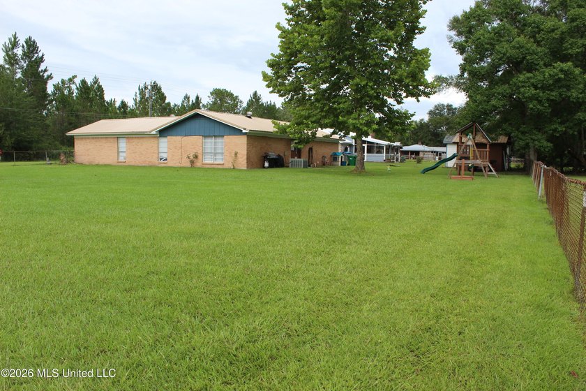 Welcome home to this charming 3 bedroom, 2 bathroom property - photo 15