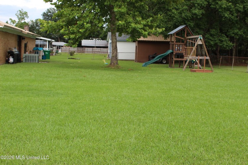 Welcome home to this charming 3 bedroom, 2 bathroom property - photo 16