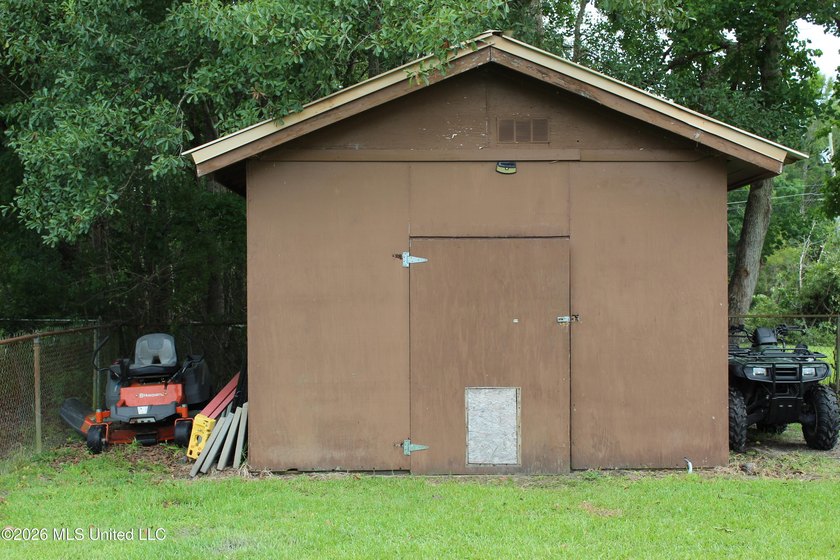 Welcome home to this charming 3 bedroom, 2 bathroom property - photo 19