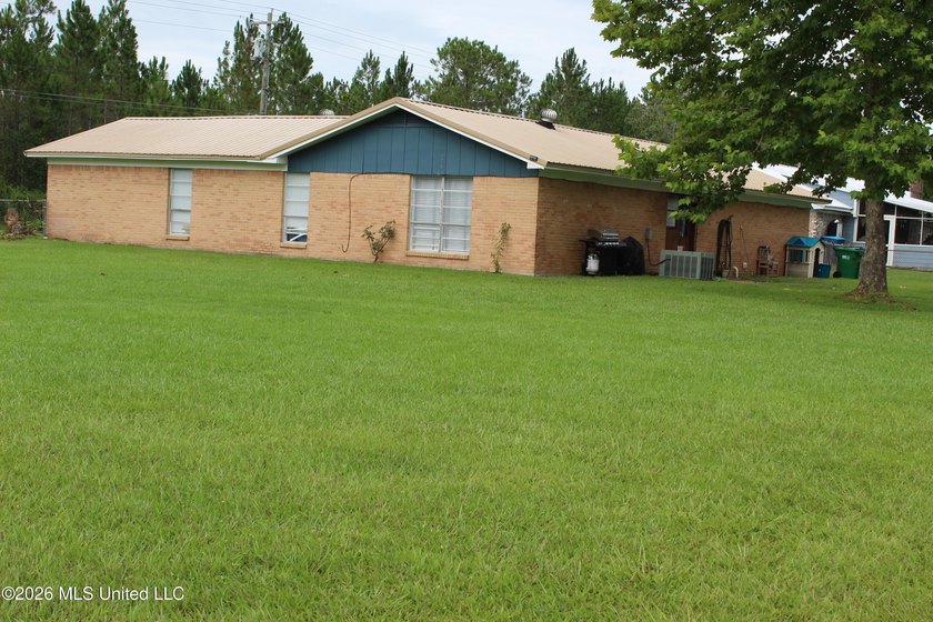 Welcome home to this charming 3 bedroom, 2 bathroom property - photo 24