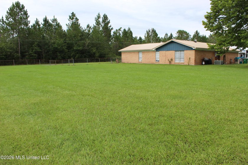 Welcome home to this charming 3 bedroom, 2 bathroom property - photo 25