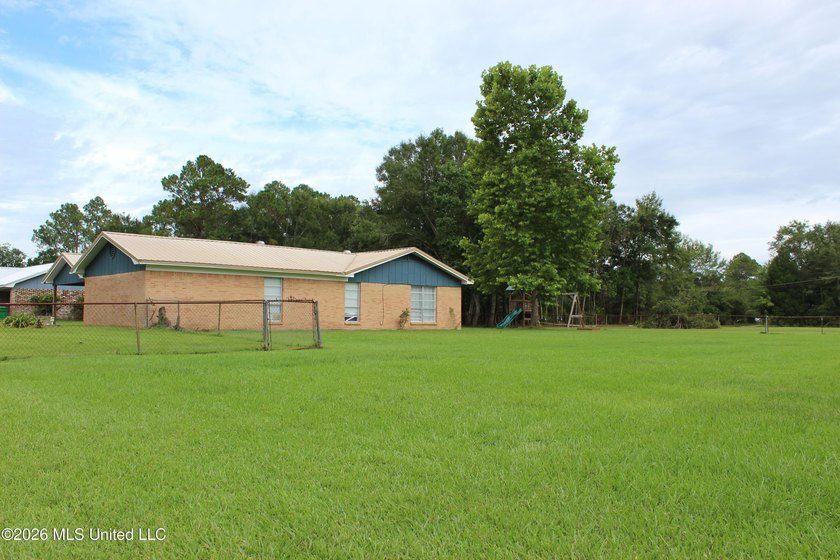 Welcome home to this charming 3 bedroom, 2 bathroom property - photo 26