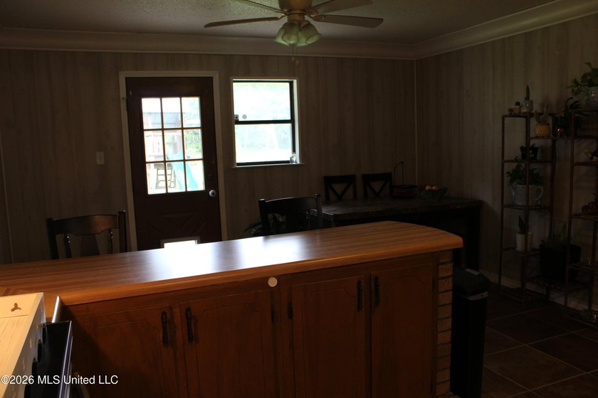 Welcome home to this charming 3 bedroom, 2 bathroom property - photo 33