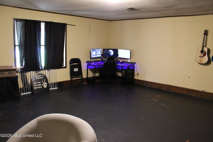 Welcome home to this charming 3 bedroom, 2 bathroom property - photo 36