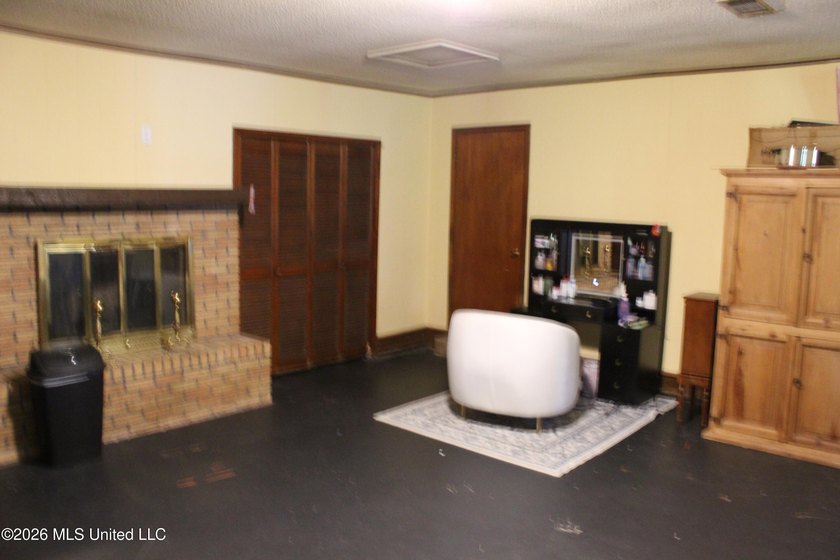 Welcome home to this charming 3 bedroom, 2 bathroom property - photo 37