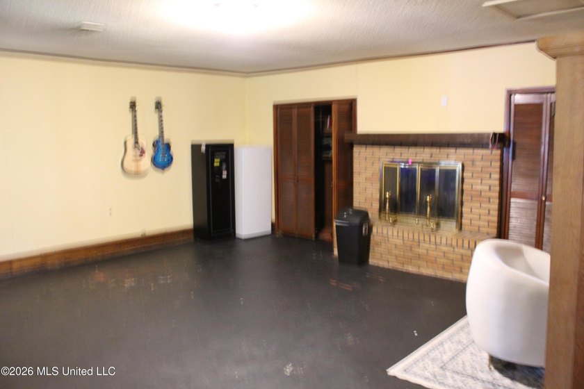 Welcome home to this charming 3 bedroom, 2 bathroom property - photo 38