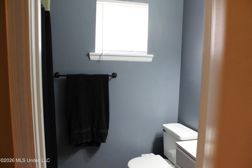 Welcome home to this charming 3 bedroom, 2 bathroom property - photo 44