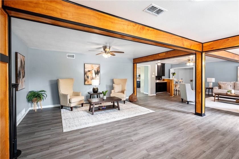 Welcome to 10946 Birdwood Circle in Corpus Christi, Texas. This - photo 2