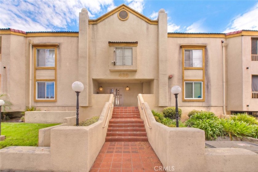 This light-filled, tastefully upgraded condo in Pasadena offers - photo 2
