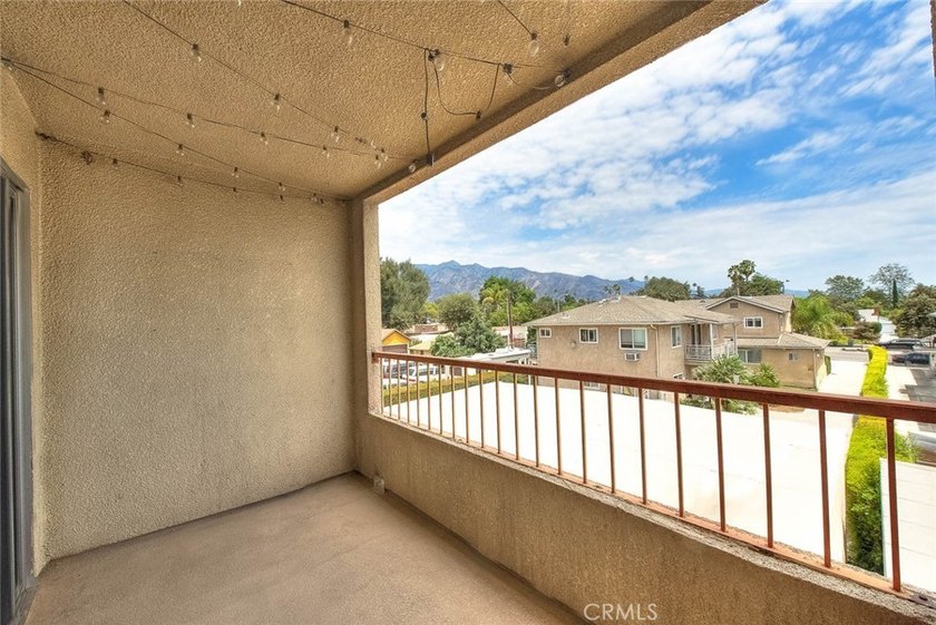 This light-filled, tastefully upgraded condo in Pasadena offers - photo 4