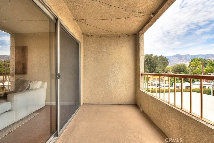 This light-filled, tastefully upgraded condo in Pasadena offers - photo 5