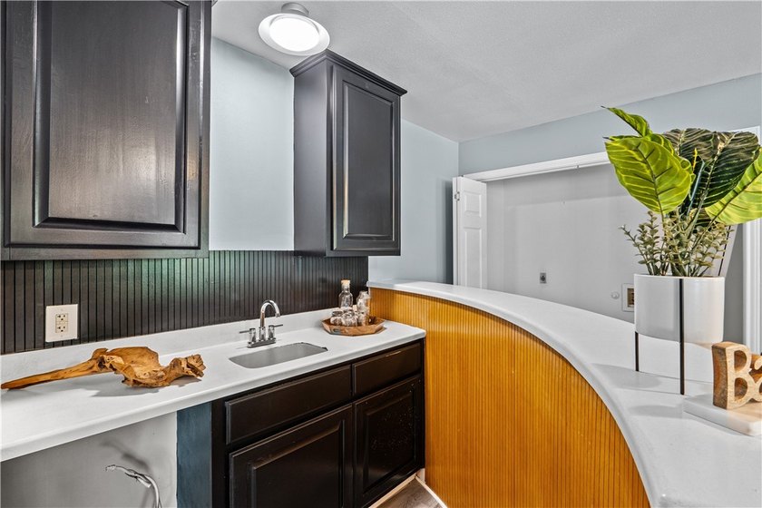 Welcome to 10946 Birdwood Circle in Corpus Christi, Texas. This - photo 7