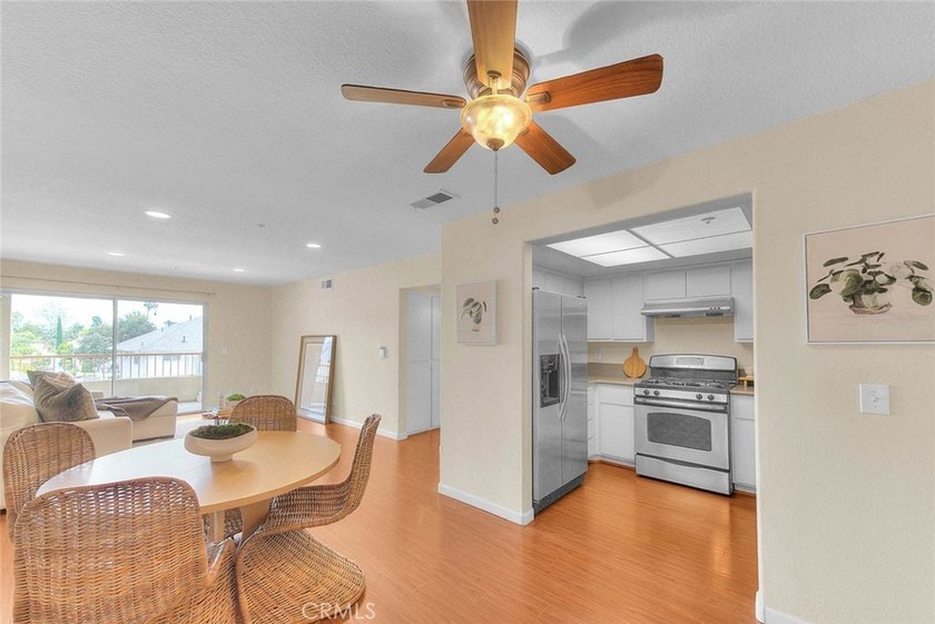 This light-filled, tastefully upgraded condo in Pasadena offers - photo 7